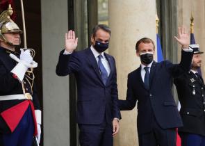 Mitsotakis travelling to Paris to meet Macron