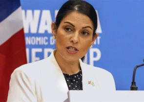 Βρετανία: Παραιτήθηκε η υπουργός Εσωτερικών... πριν τη διώξει η Λιζ Τρας