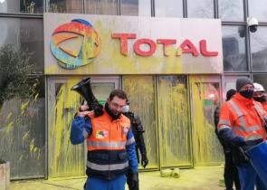 Γαλλία: «Ανακωχή» προτείνει η Total στους απεργούς στα διυλιστήρια – Μεγάλες ελλείψεις στα πρατήρια βενζίνης