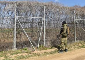 Εικόνες – σοκ από τον Έβρο: 92 μετανάστες εγκαταλείφθηκαν γυμνοί από τις Τουρκικές Αρχές