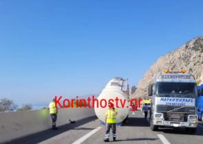 Αθηνών-Κορίνθου: Αποκολλήθηκε βυτίο από νταλίκα και έμεινε στη μέση του δρόμου (εικόνες & βίντεο)
