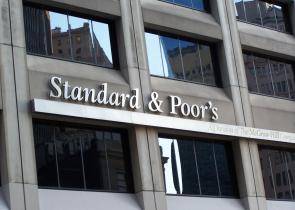 Standard & Poor's: Αναβάθμισε την ελληνική οικονομία κατά μία βαθμίδα στο BBB