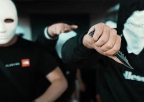 Καμίνια: Πώς έγινε η επίθεση των τράπερ στον νεαρό και τον πατέρα του - Εσπασαν το σαγόνι και τα δόντια του 17χρονου