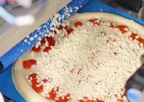 Ρομπότ φτιάχνει και ψήνει πίτσες σε μόλις πέντε λεπτά