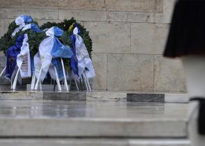 Καταγγελία: Διευθυντής σχολείου ζήτησε χρήματα από μετανάστες για το στεφάνι που θα κατέθετε το παιδί τους