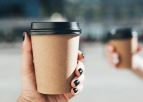 Έρευνα: Με τον take away καφέ πίνουμε και επιβλαβή πλαστικά σωματίδια