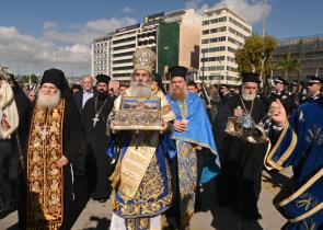 Πειραιάς: Με τιμές αρχηγού κράτους έφτασε η Αγία Ζώνη της Παναγίας από τη Μονή Βατοπαιδίου