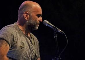 «Μια ζωή μέσα στους δρόμους»: Η νέα εκτέλεση της λαϊκής επιτυχίας από τον Μπάμπη Στόκα
