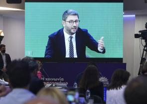 ΠΑΣΟΚ: Επιμένουν θεσμικά και στο προσκήνιο