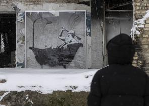 Ουκρανία: Τοιχογραφία του Banksy «ζεσταίνει» ένα κρύο χωριό