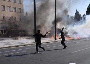 Επεισόδια έξω από τη Βουλή στην πορεία για την απεργία - Ρίψεις μολότοφ και χημικά (εικόνες)