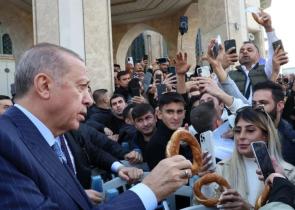 Νέο σόου Ερντογάν: Μοίρασε κουλούρια Θεσσαλονίκης στην πλατεία Ταξίμ