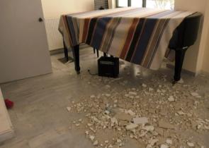 Μυτιλήνη: Έπεσαν σοβάδες από το ταβάνι στο Μουσικό Σχολείο (Photos)