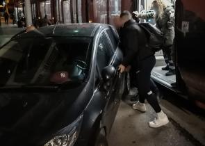 Νέα Σμύρνη: Επιβάτες σήκωσαν στα χέρια αυτοκίνητο που εμπόδιζε συρμό του τραμ