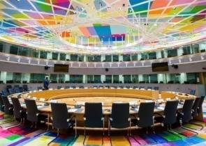 Τα... πανηγύρια του Eurogroup και η... φόρμα του Χ.Α.