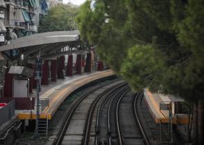 ΗΣΑΠ: Πτώση γυναίκας στις γραμμές στα «Πευκάκια» – Ακινητοποιημένοι οι συρμοί