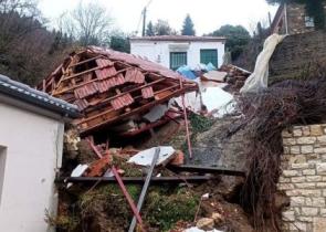 Κακοκαιρία GAIA: Μεγάλη κατολίσθηση στους Μελισσουργούς Άρτας - Παρασύρθηκαν δύο σπίτια