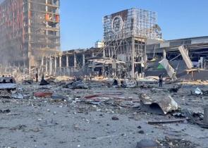 Ουκρανία: Η Ρωσία παραβιάζει την εκεχειρία και βομβαρδίζει του έρημους δρόμους του Μπαχμούτ