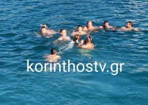 Ίσθμια: Πεντάχρονη βούτηξε μαζί με τον πατέρα της για τον Σταυρό!