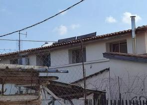 Θεσσαλονίκη: Ξήλωσαν παγκάκια και τα έβαλαν στη σκεπή του ΚΑΠΗ για… τη θέα