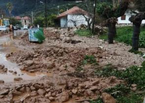«Xτύπησε» τη Μεσσηνία η κακοκαιρία: Πλημμύρισαν δρόμοι και καταστήματα (Photos)