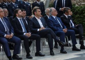 Η «μούφα» του Κουτσούμπα, οι πανηγυρισμοί των φιλοκυβερνητικών και στο βάθος... Βελόπουλος