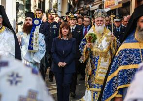 Σακελλαροπούλου από Λήμνο: «Η σημερινή ημέρα φέρνει τη νίκη του φωτός ενάντια στο σκότος» (Photos)