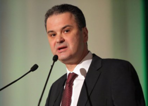 Καυστικό σχόλιο Ξυνίδη για Παπανδρέου: Συγγνώμη πρόεδρε, αλλά μια συγγνώμη ζήτησε ο Αλέξης πριν το γεύμα;