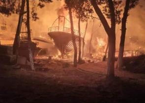 Σπέτσες: Στις φλόγες σκάφη στο παλιό λιμάνι (Photos)