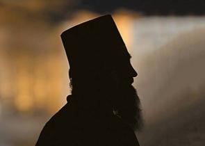 Σαλαμίνα: Ιερέας έβρισε και χτύπησε πιστούς σε ναό