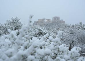 Snowstorm shuts schools and shops, disrupts traffic in Athens