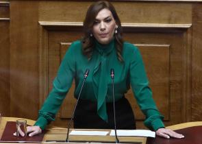 Οργισμένη η βουλευτής Στέλλα Μπίζιου: «Επιχειρούν να με συνδέσουν με τον σταθμάρχη»