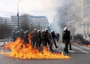 ΕΛ.ΑΣ.: 14 προσαγωγές, 3 συλλήψεις και 5 τραυματίες αστυνομικοί από τα επεισόδια στην Αθήνα