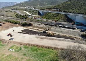 Τέμπη: Απομακρύνθηκαν τα βαγόνια από το σημείο της τραγωδίας (Photos)