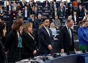 Ενός λεπτού σιγή στο Ευρωκοινοβούλιο για την τραγωδία στα Τέμπη