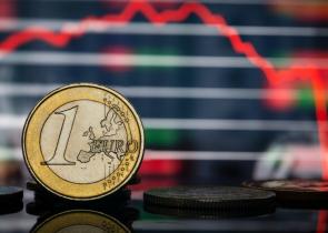 Πτώση 1,5% για το ευρώ – Υποχωρούν ελβετικό φράγκο και στερλίνα