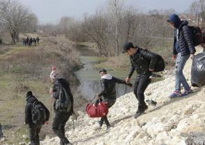 Έβρος: Ο τουρκικός στρατός συνοδεύει 110 μετανάστες από νησίδα πίσω στην Τουρκία