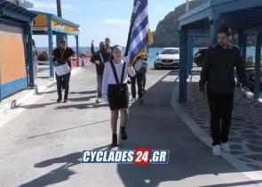 Νάξος: Θερμό χειροκρότημα για τη μαθήτρια που έκανε μόνη της παρέλαση στον Απόλλωνα