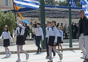 Μαθητική Παρέλαση 25ης Μαρτίου: Γέμισε νιάτα το κέντρο της Αθήνας (εικόνες)