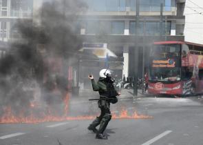 Σύγκρουση τρένων στη Λάρισα: Επεισόδια στο Σύνταγμα με κουκουλοφόρους στο συλλαλητήριο