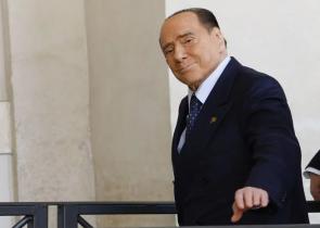 Μπερλουσκόνι: Παραμένει στο νοσοκομείο για θεραπεία από τη λευχαιμία