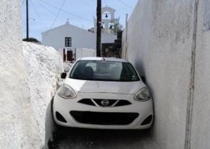 Απίστευτο: Αυτοκίνητο… σφήνωσε σε στενό δρομάκι στη Μεσαριά