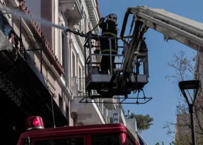 Αθήνα: Υπό έλεγχο η φωτιά σε εγκαταλελειμμένο κτίριο στην Αιόλου (Videos&Photos)
