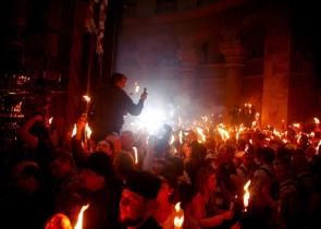 Σε κλίμα κατάνυξης η τελετή αφής του Αγίου Φωτός στα Ιεροσόλυμα – Το απόγευμα φτάνει στην Ελλάδα