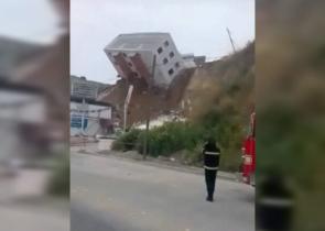 Σοκαριστικό βίντεο από το Μεξικό: Κτήριο κατρακυλά και καταλήγει σε δρόμο