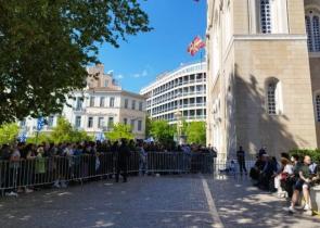Μητρόπολη Αθηνών: Ατελείωτη ουρά πιστών για να προσκυνήσουν την εικόνα της Παναγίας «Άξιον Εστί» (Εικόνες)