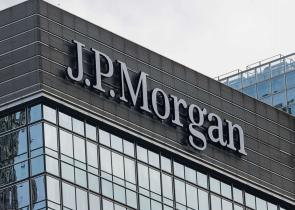Επίσκεψη της J.P. Morgan στην Αθήνα: Tο αισιόδοξο μήνυμα από τις τράπεζες