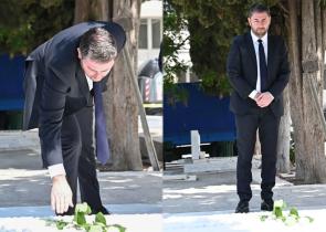ΠΑΣΟΚ: Η συμβολική κίνηση Ανδρουλάκη στον τάφο της Φώφης Γεννηματά