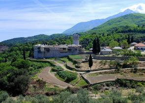 Μονή Καρακάλλου: «Ανεύθυνα και ανυπόστατα» τα δημοσιεύματα για ανάμειξη στις εκλογές