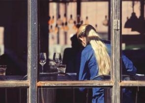 Πάτρα: Άνδρας εισέβαλε σε καφέ και πέταξε πέτρα στο κεφάλι σερβιτόρας